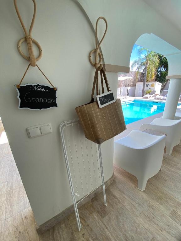 Bazén v ubytovaní Casa Holandaluzas Marbella near Beach, with salt water Pool and private parking alebo v jeho blízkosti