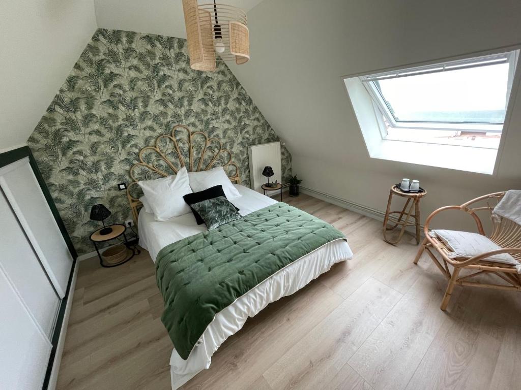 Le Doux Refuge في Esquay-sur-Seulles: غرفة نوم بسرير وبطانية خضراء ونافذة