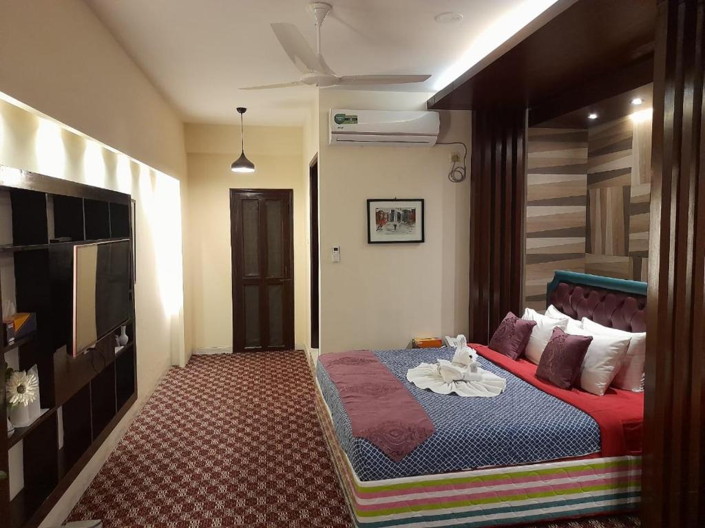 Center Point Apartment في داكا: غرفة فندق بسرير في غرفة