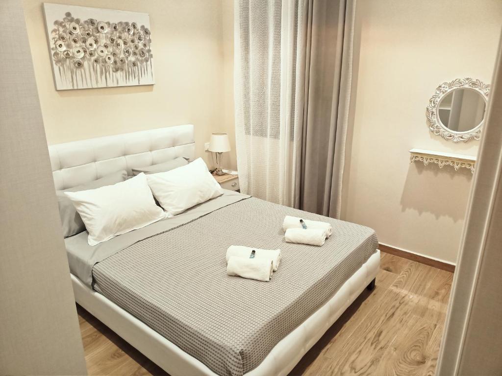 - une chambre avec un lit et 2 serviettes dans l'établissement Nikola's & Joanna's apartments 2, à Argostóli