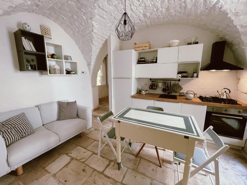 una sala de estar con un sofá y una mesa en Casa Nené, en Cisternino
