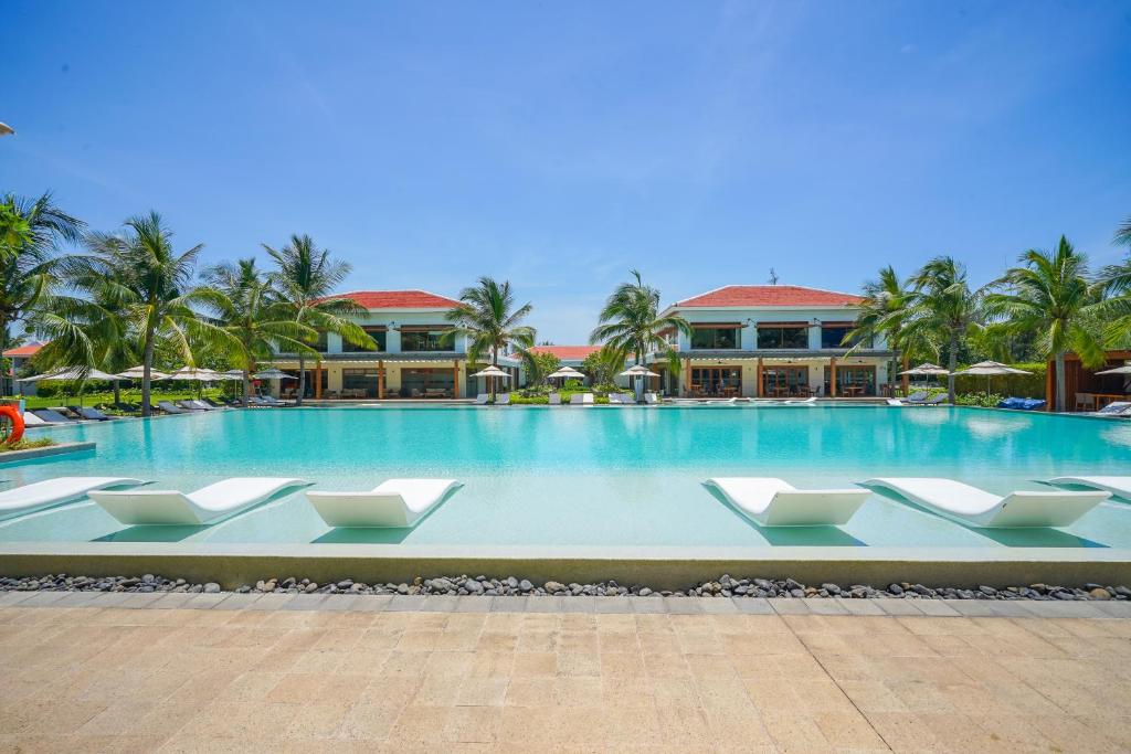 בריכת השחייה שנמצאת ב-Vesta Art Suite 2 Bedrooms - The Ocean Villas Da Nang או באזור