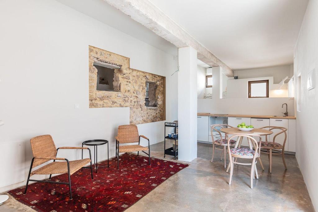 a living room with a table and chairs and a kitchen at La Casa Baja in Sagunto