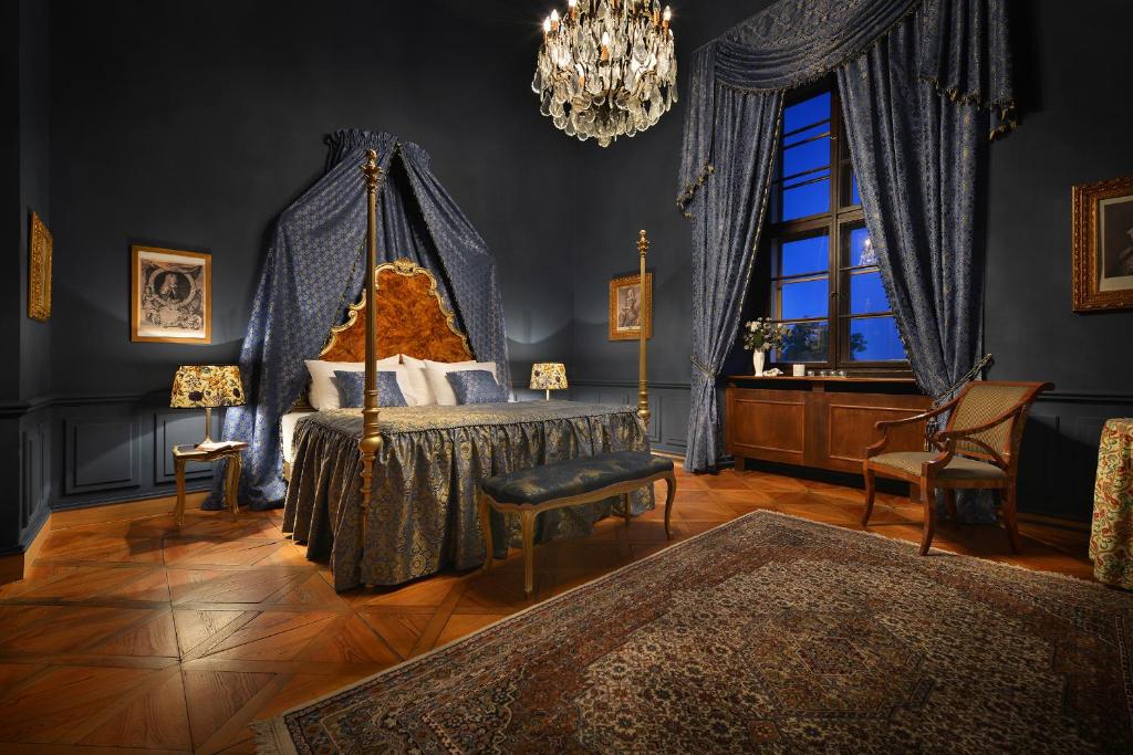 Postel nebo postele na pokoji v ubytování Chateau Loucen Garden Retreat