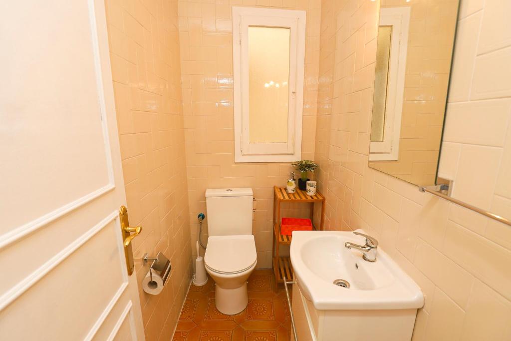 A bathroom at DIFFERENTFLATS Florida