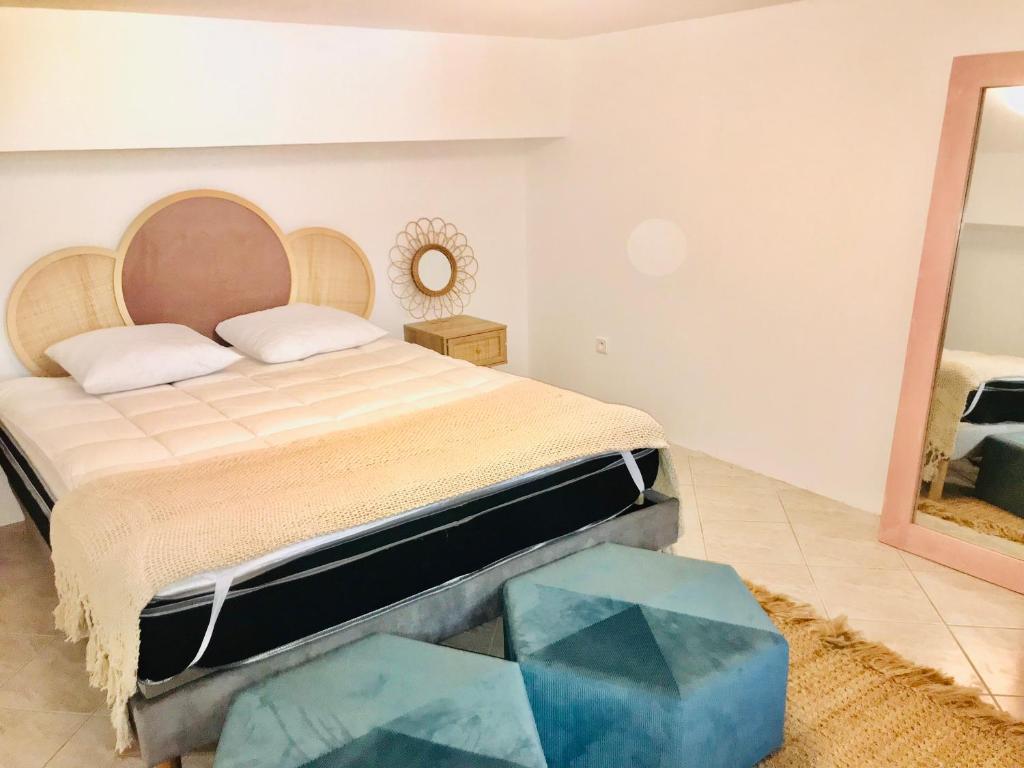 een slaapkamer met een groot bed en een spiegel bij Appartement 120m2 dans maison avec piscine in Boissy-lʼAillerie