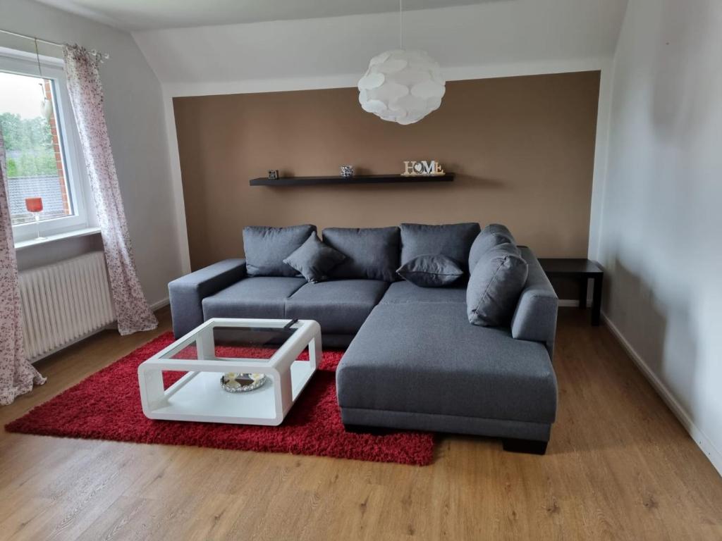 uma sala de estar com um sofá e uma mesa em Unterkunft in Erholungsort Sterup Nähe von Ostsee em Sterup