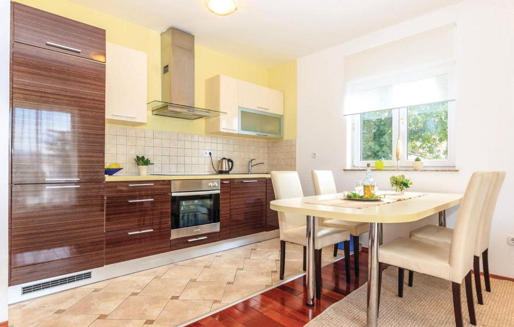 una cucina con tavolo e sedie in una stanza di Apartment Sofia a Crikvenica