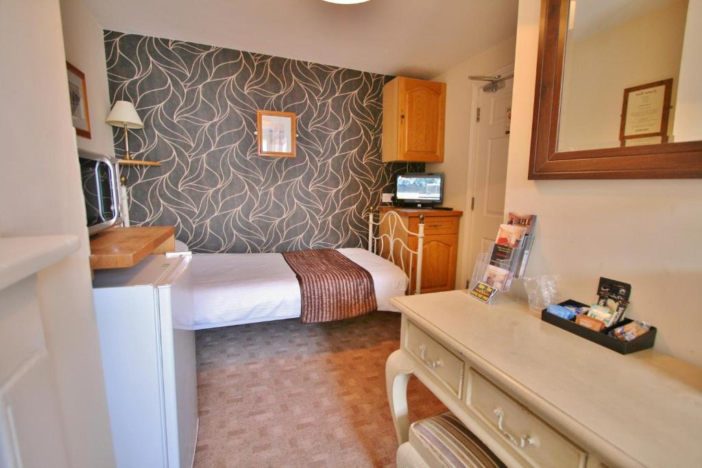 Postel nebo postele na pokoji v ubytování Central Hotel Cheltenham by Roomsbooked