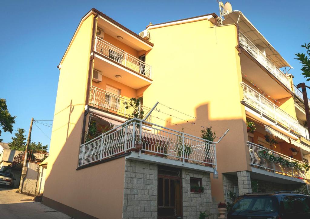 Budova, v ktorej sa apartmán nachádza
