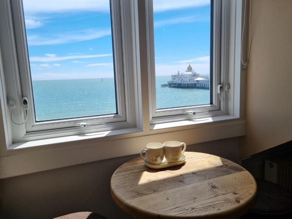 Pier View couples hideaway with WOW sea views, Eastbourne (updated