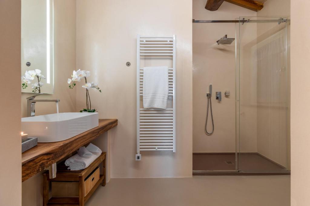 A bathroom at Casale Mignola