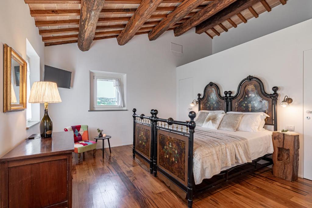 A bed or beds in a room at Casale Mignola