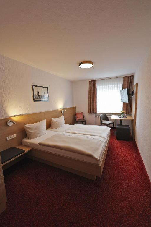 Postel nebo postele na pokoji v ubytování Hotel Gasthof Jägerstüble