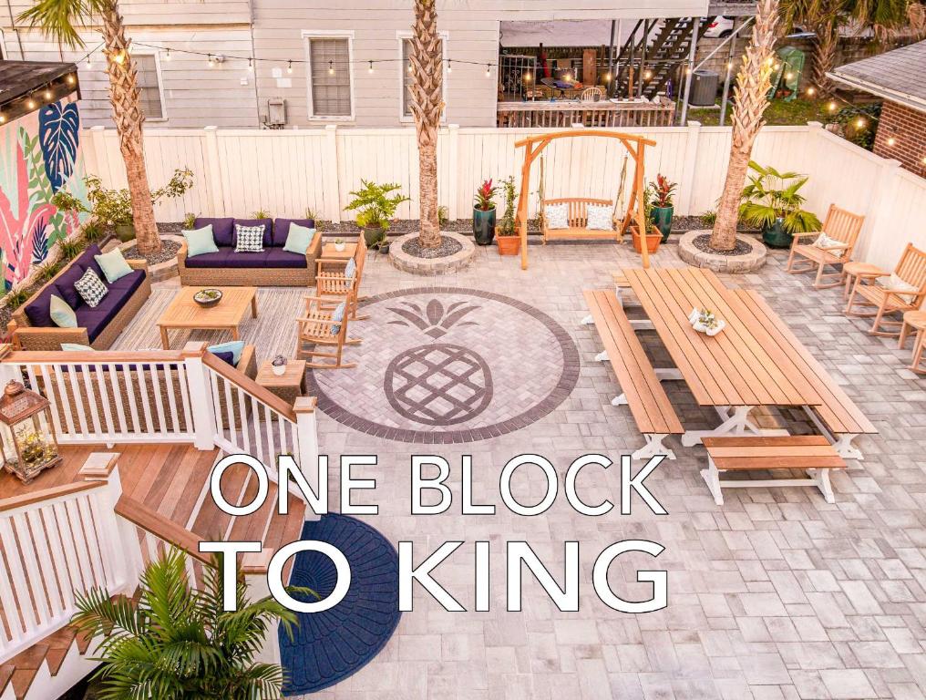 einen Block bis zum Schild mit Kingsize-Bett auf einer Außenterrasse in der Unterkunft Charming Secluded Courtyard - 1 BLOCK TO KING in Charleston