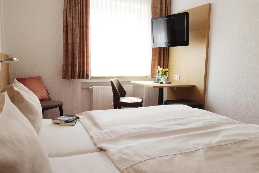 Postel nebo postele na pokoji v ubytování Hotel Gasthof Jägerstüble