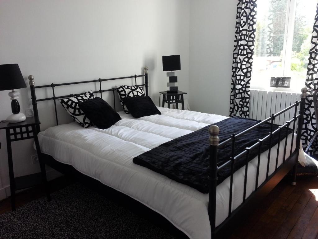 Postel nebo postele na pokoji v ubytování HÔTEL Le 6 3 Home PORT EN BESSIN
