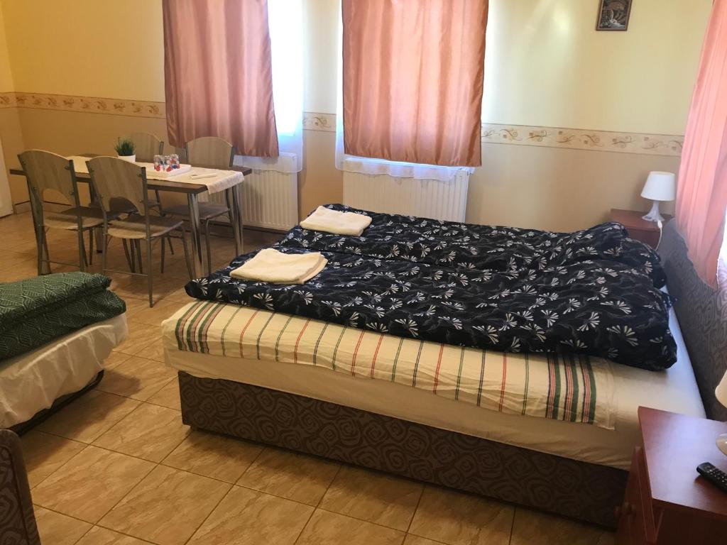 Postel nebo postele na pokoji v ubytování Bencsik Tanya Szentkirály - Szálláshely & Rendezvényház