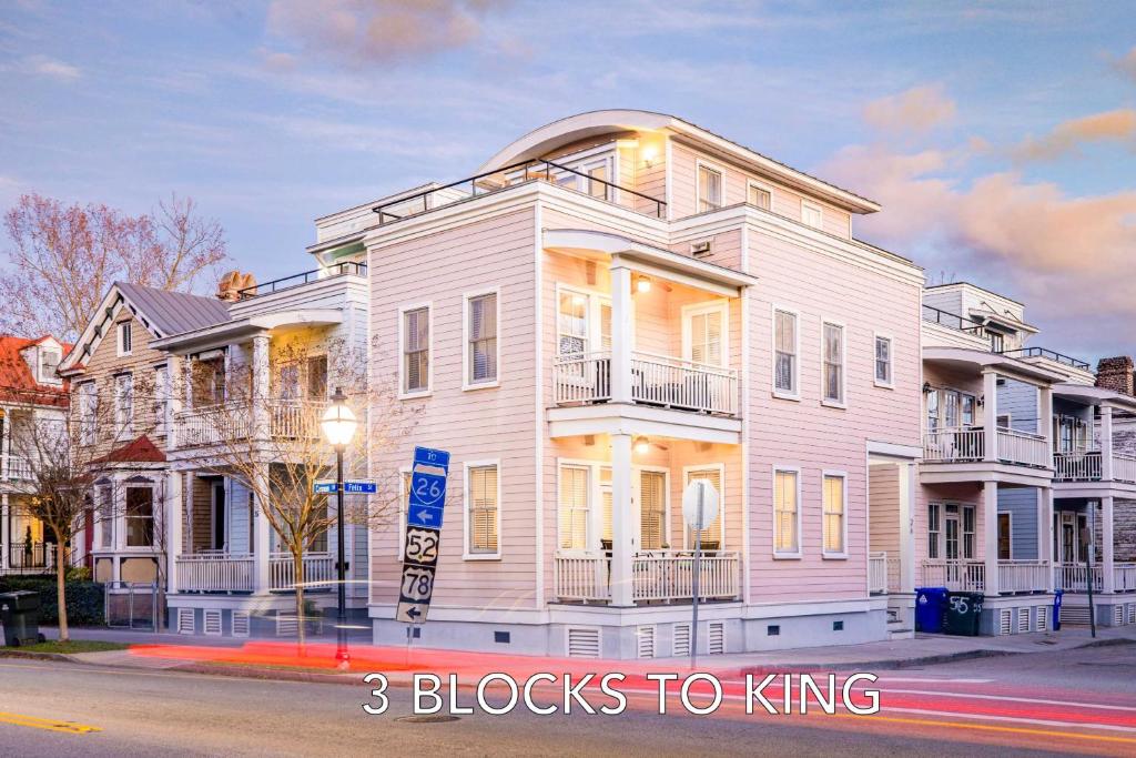 Rooftop Deck with Parking - 3 Blocks to KING - Housity