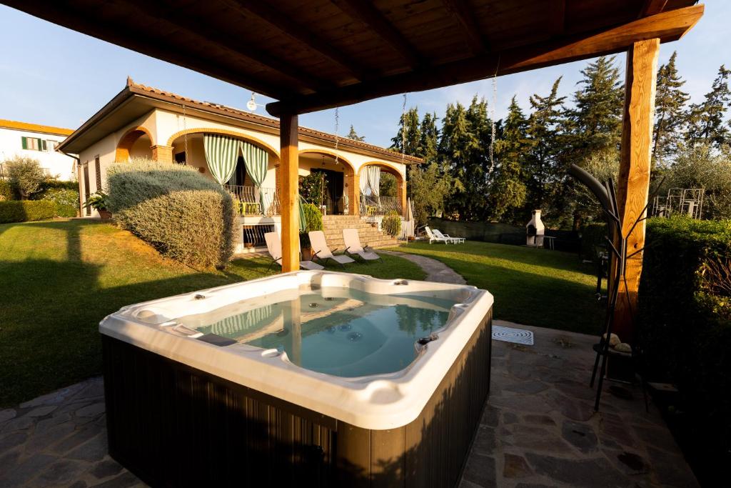 a hot tub in the yard of a house at Agriturismo San Filippo in Campagnatico