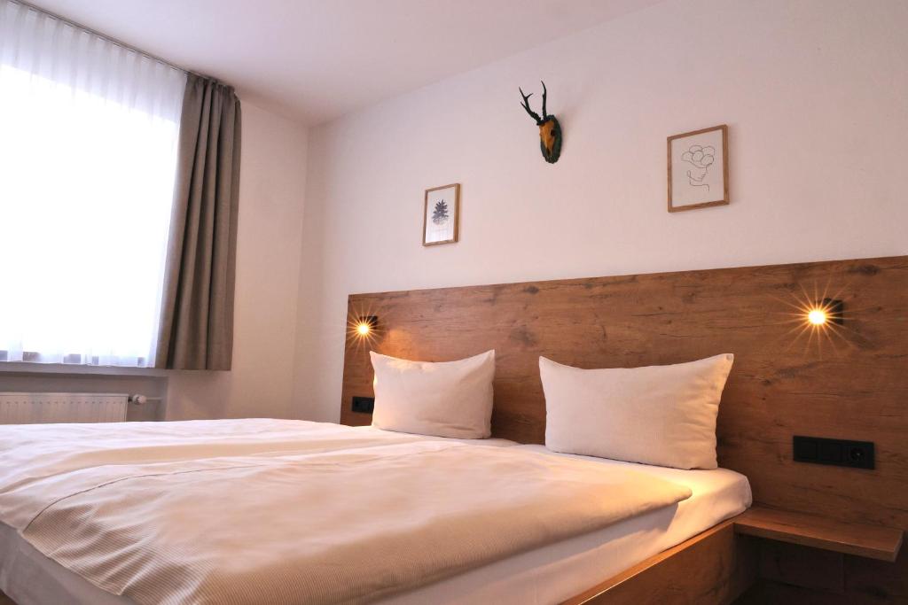 Postel nebo postele na pokoji v ubytování Hotel Gasthof Jägerstüble