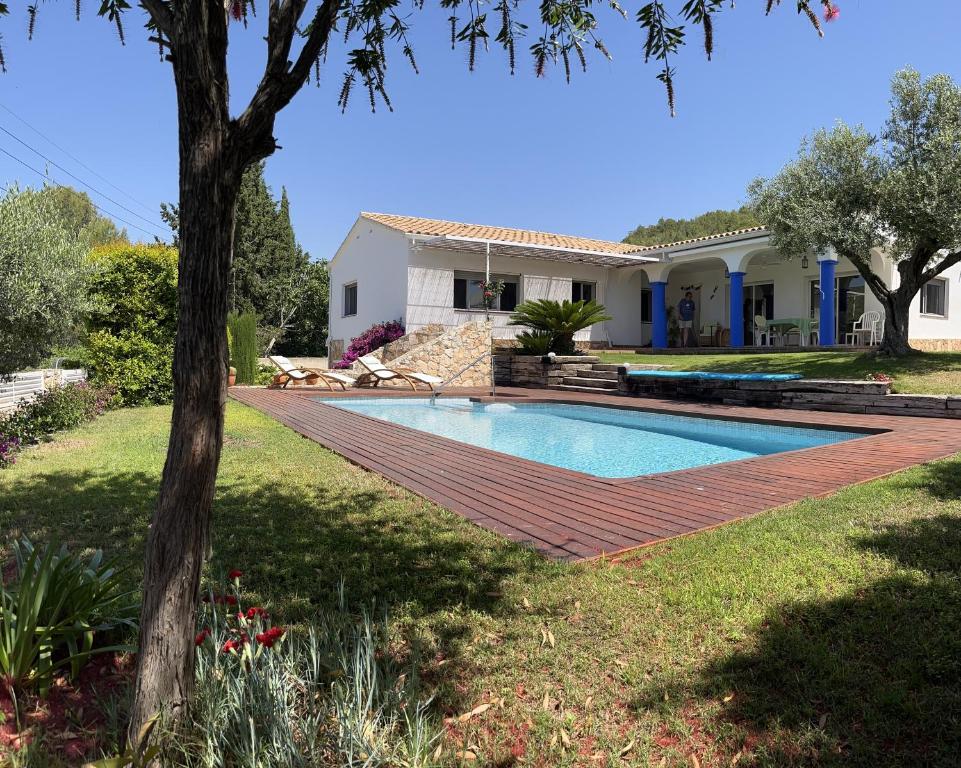 une maison avec une piscine dans une cour dans l'établissement Les Columnes, à Vespellá