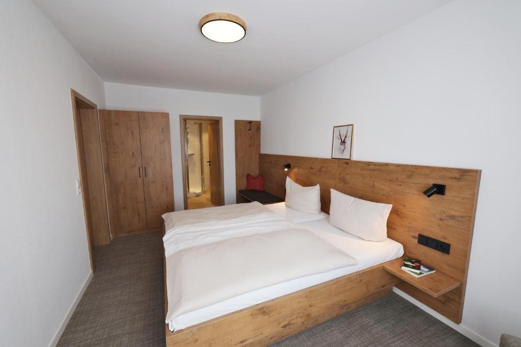 Postel nebo postele na pokoji v ubytování Hotel Gasthof Jägerstüble