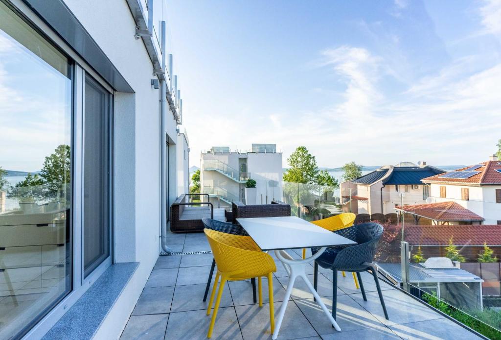 Rõdu või terrass majutusasutuses Izi Apartman