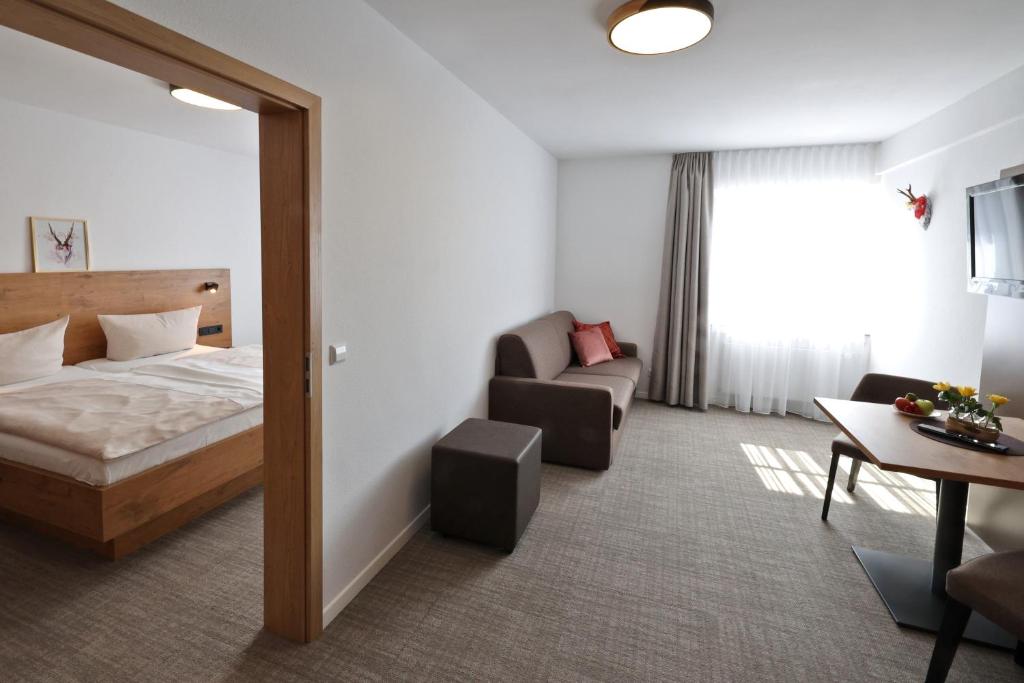 Postel nebo postele na pokoji v ubytování Hotel Gasthof Jägerstüble