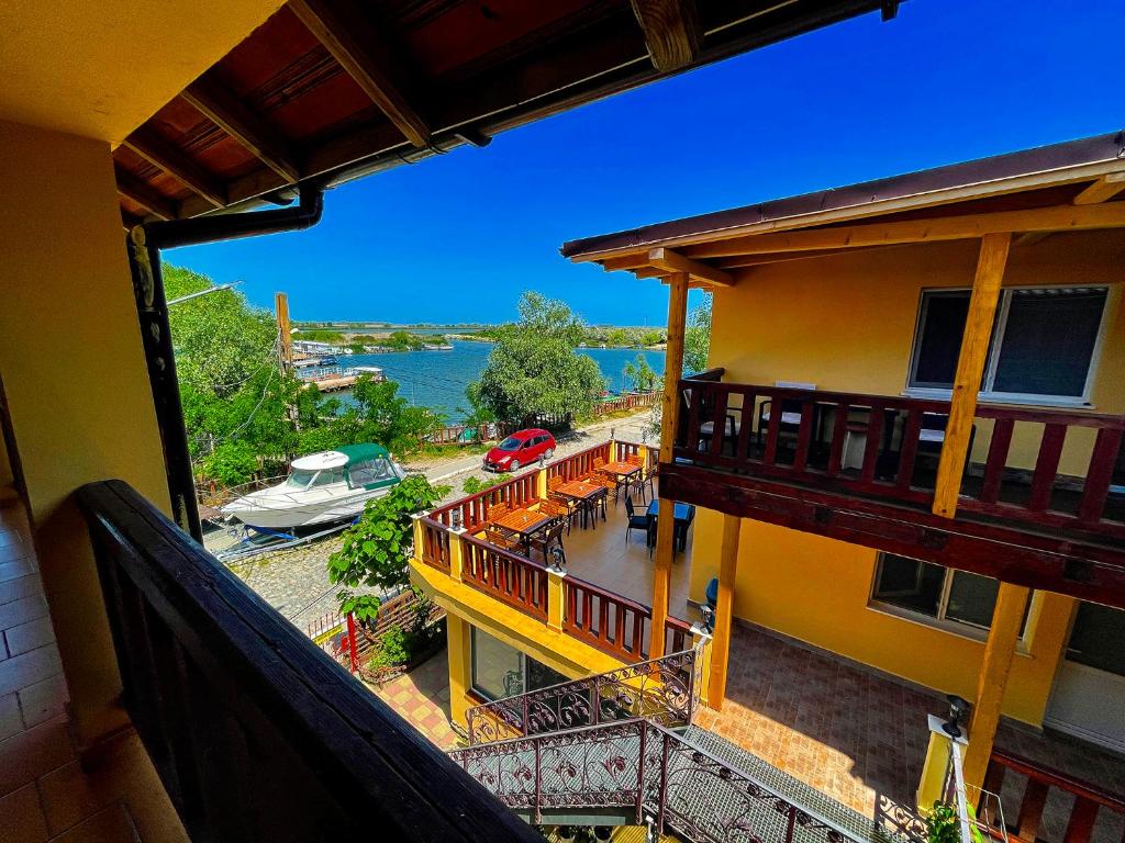 Un balcon sau o terasă la Vila Alga
