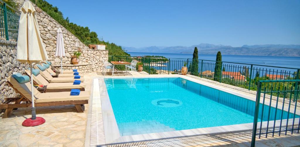 una piscina con vistas al agua en Villa Spiros Imerolia Kassiopi en Kassiopi