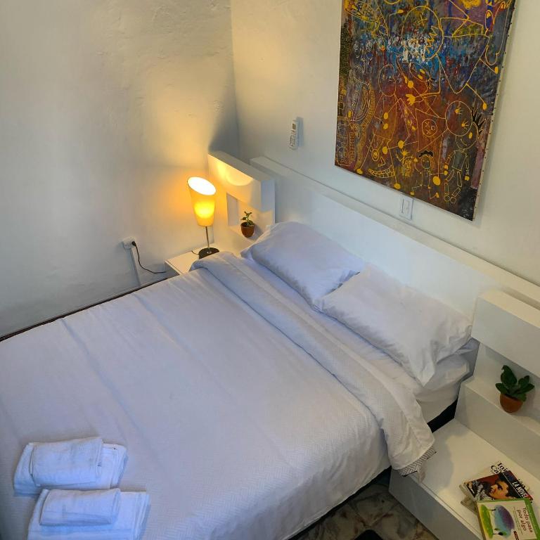Postel nebo postele na pokoji v ubytování Casa Blanca San Antonio Hostal Boutique