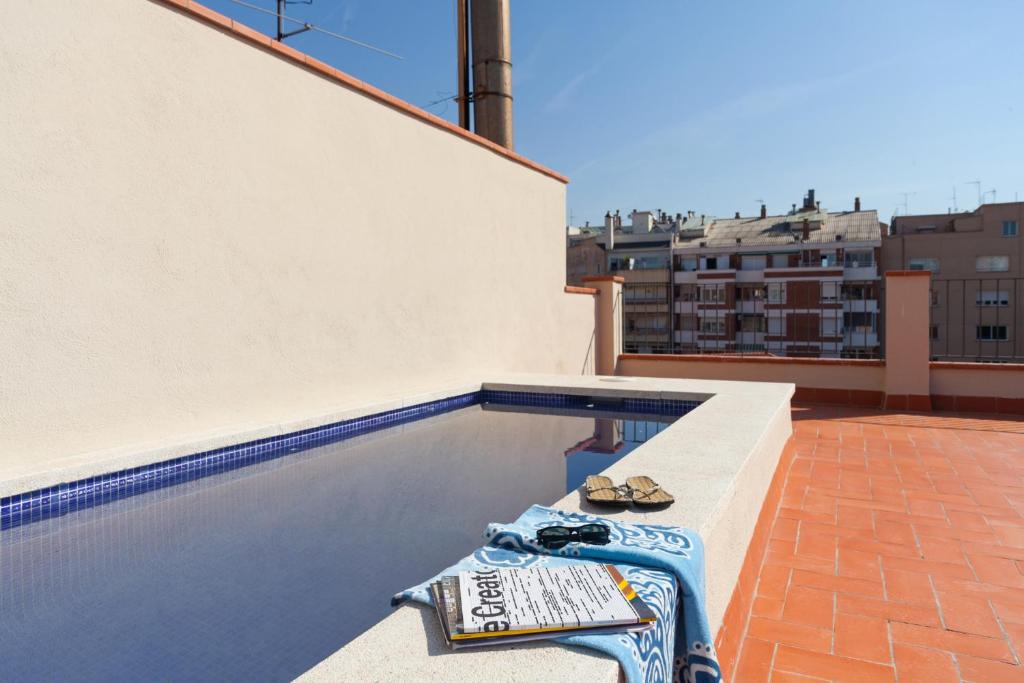una piscina en la azotea de un edificio en Aparteasy - Deluxe Family Apartments with Pool, en Barcelona