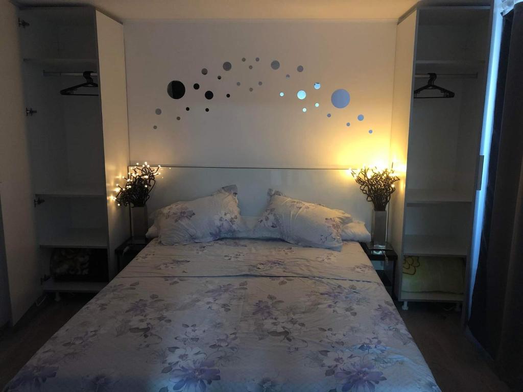 1 dormitorio con 1 cama grande con planetas en la pared en Casa Lexi, en Mangalia