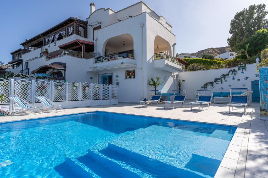 een villa met een zwembad en een huis bij Almaré B&B in Crotone