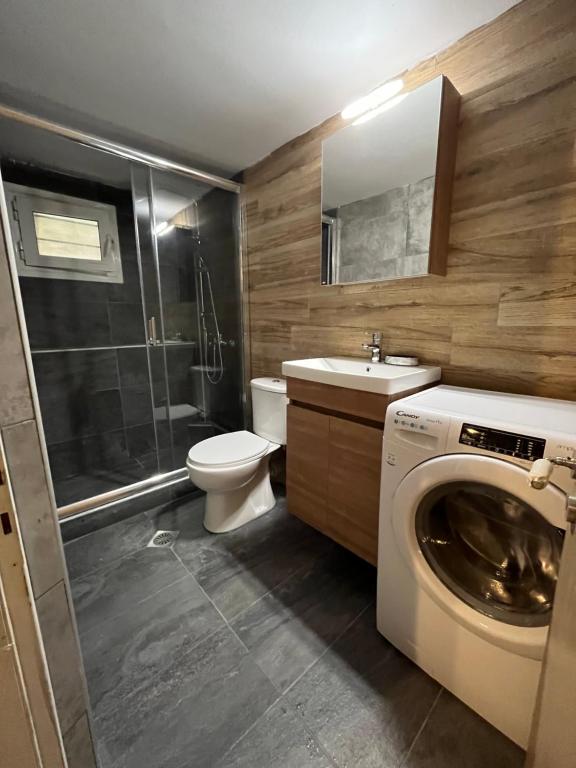 A bathroom at Thessaloniki Loxandra's House
