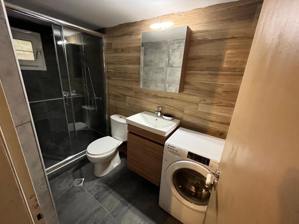 A bathroom at Thessaloniki Loxandra's House