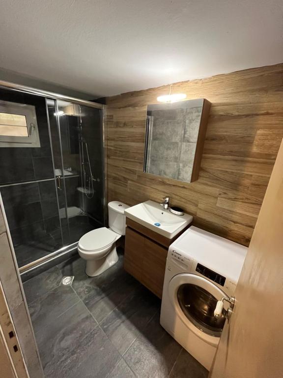 A bathroom at Thessaloniki Loxandra's House