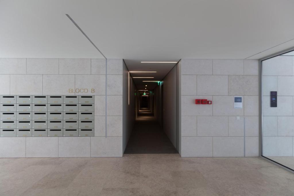 un pasillo en un edificio con una puerta y un túnel en FLH Amoreiras Wood Design Flat, en Lisboa