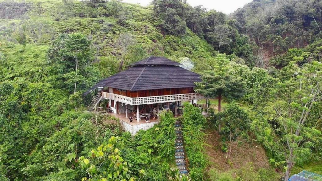 a building on a hill in the middle of a mountain at Bukit Lawang Hill Resort in Bukit Lawang