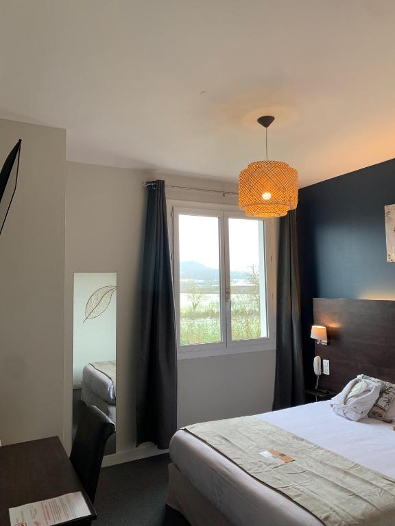Postel nebo postele na pokoji v ubytování Logis hôtel Aux Berges de l'Aveyron
