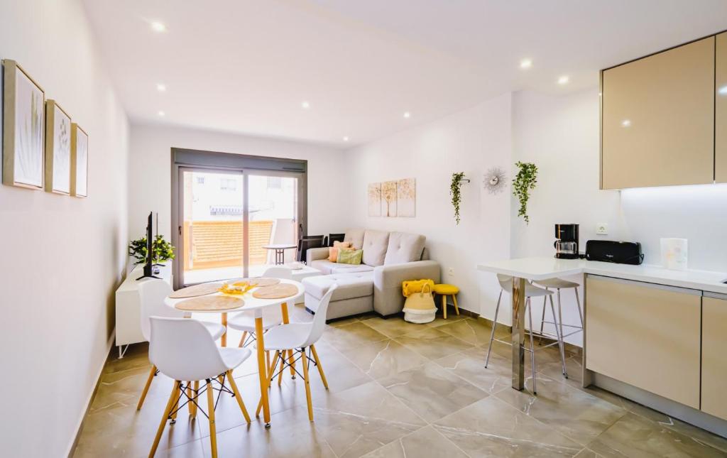 une cuisine et un salon avec un canapé et une table dans l'établissement Alegria ID 11, à Torrevieja