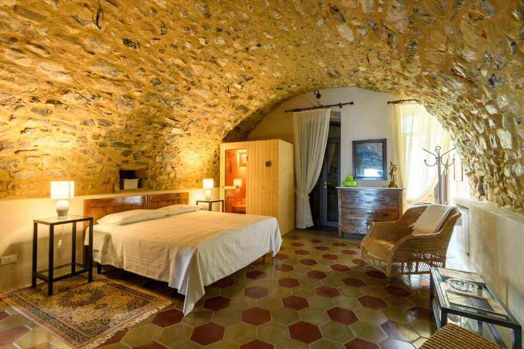 マローネにあるResidenza di Prestigio In Riva al Lago Marone LOFTの石壁のベッドルーム1室(ベッド1台付)