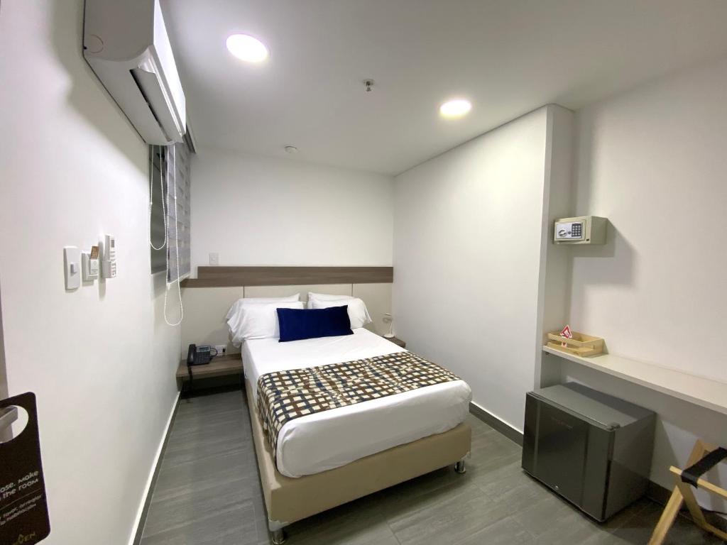 Postel nebo postele na pokoji v ubytování Seven Inn Hotel