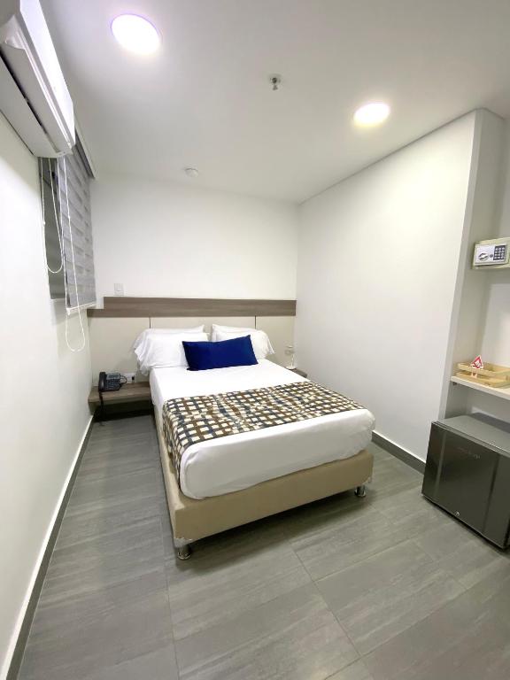 Postel nebo postele na pokoji v ubytování Seven Inn Hotel