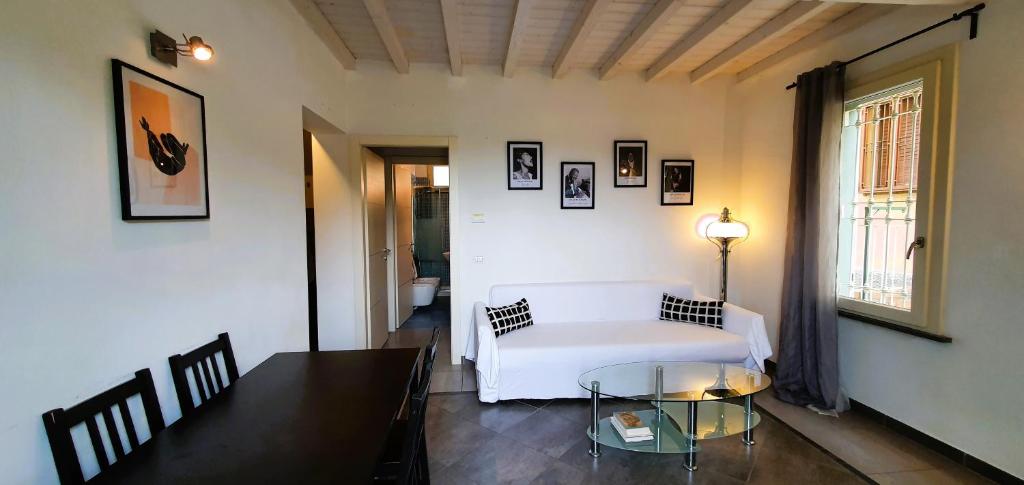 een woonkamer met een witte bank en een tafel bij Residence Ki House in Parma