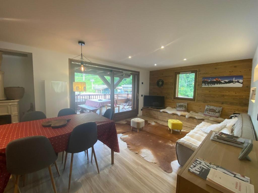 un salon avec une table et un canapé dans l'établissement Appartement Central : 3 Chambres, Terrasse, Garage, Parking, Wifi – Pied des Pistes ! - FR-1-437-45, à La Clusaz