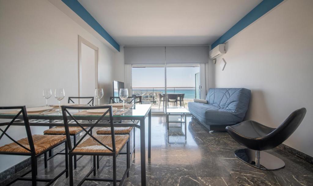 Posedenie v ubytovaní R130 Beachfront Apartment with air conditionner
