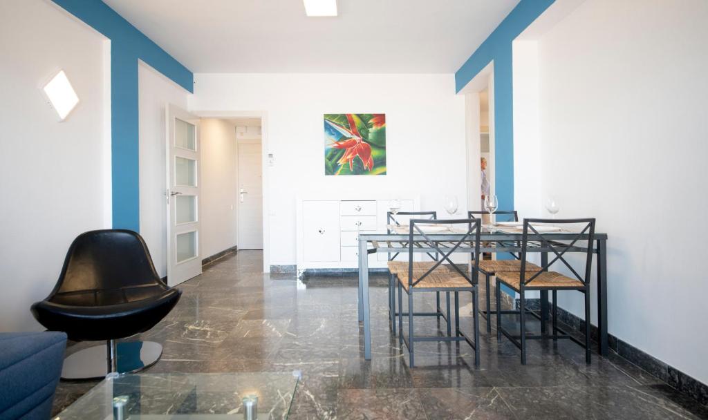 Posedenie v ubytovaní R130 Beachfront Apartment with air conditionner