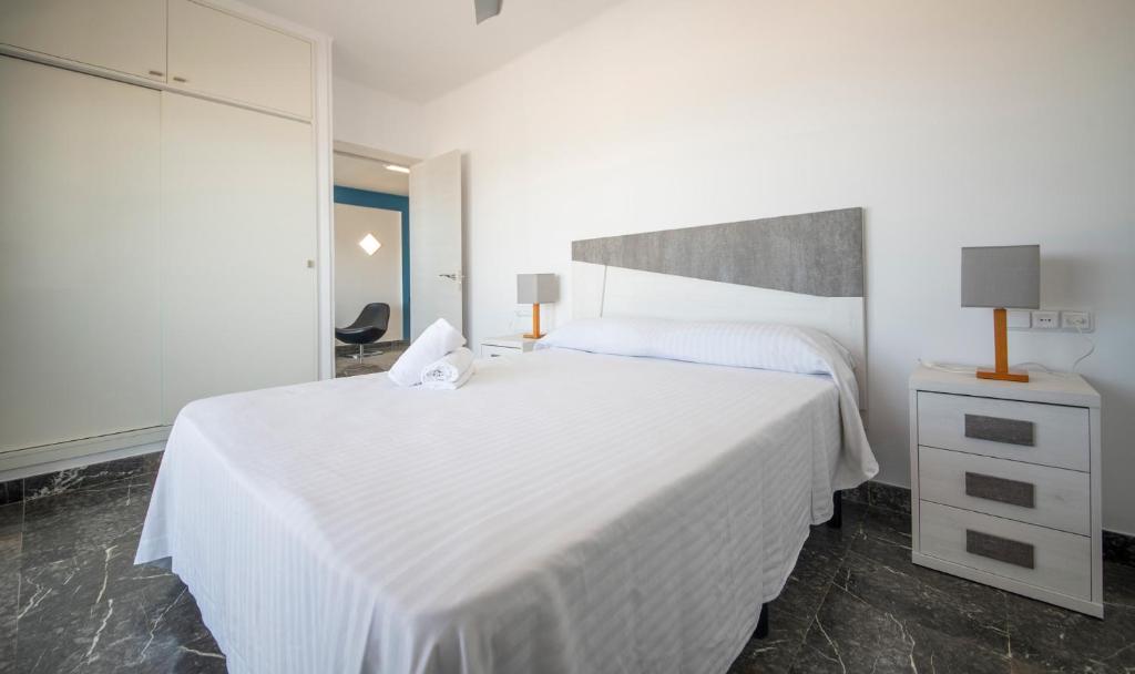 Posteľ alebo postele v izbe v ubytovaní R130 Beachfront Apartment with air conditionner